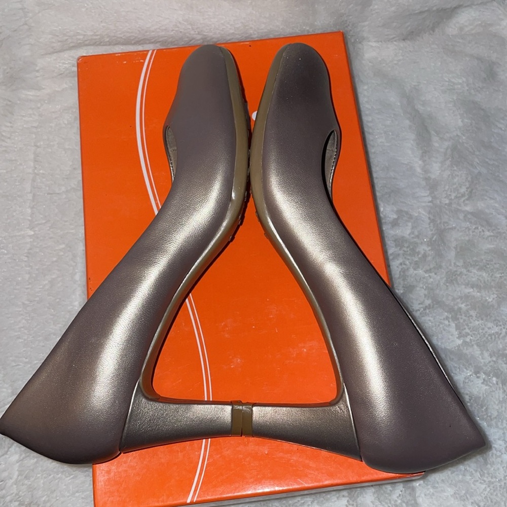 Easy Spirit Women's Esneoma Leather High Heel Pump - Picture 6 of 9